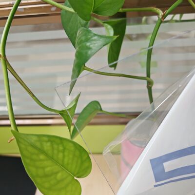 Пластиковый поликарбонатный лист, известный своей высокой прочностью и долговечностью, подходящий для защитных устройств, окон и панелей дисплеев