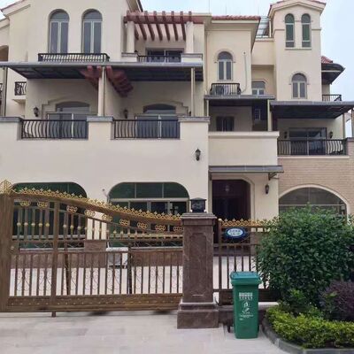 Серая алюминиевая рама и серый поликарбонатный навес, спроектированный с учетом температурного расширения и водонепроницаемой системой уплотнения для укрытия на открытом воздухе